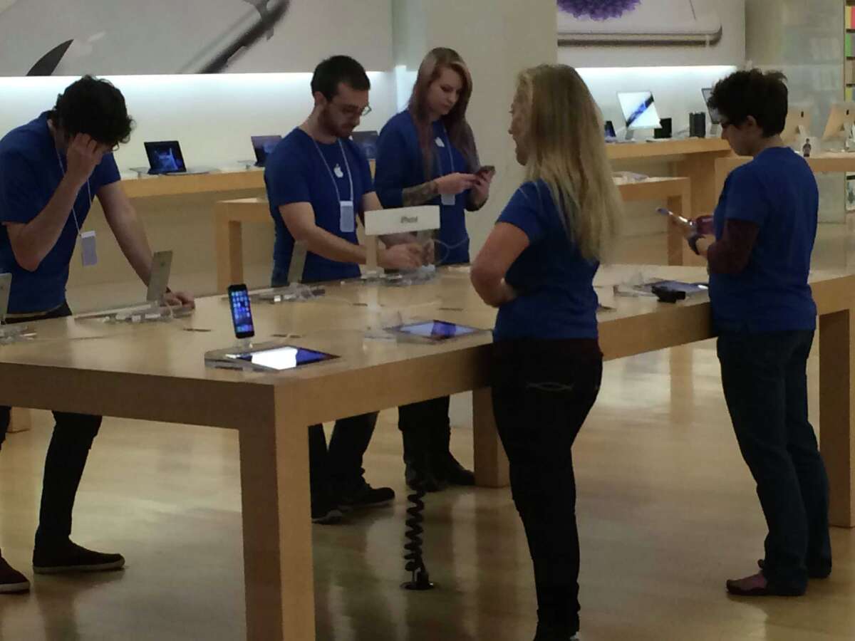 iPhone 6 draws hundreds to Crossgates