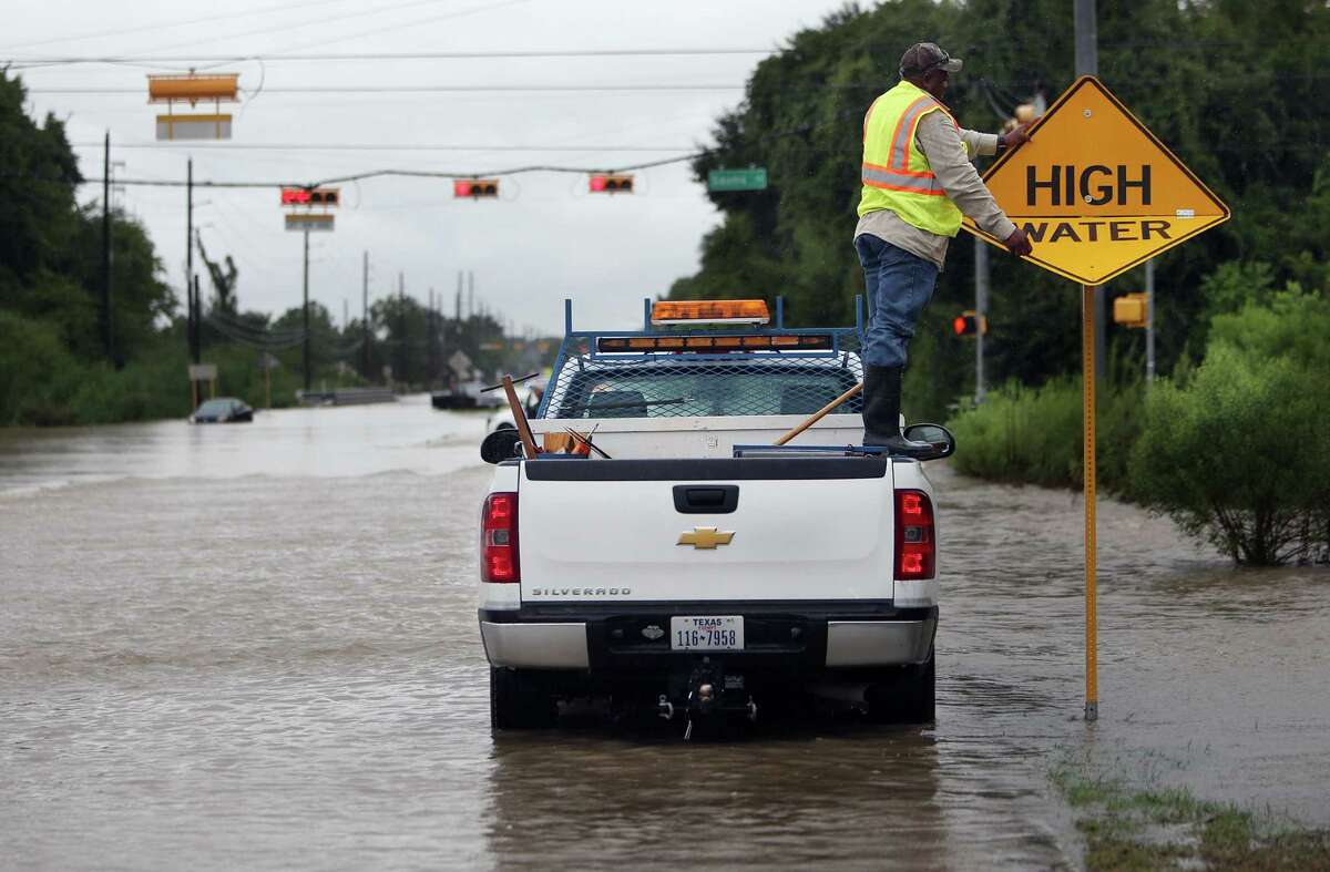 Flash flood warning, falling rain make for messy morning commute