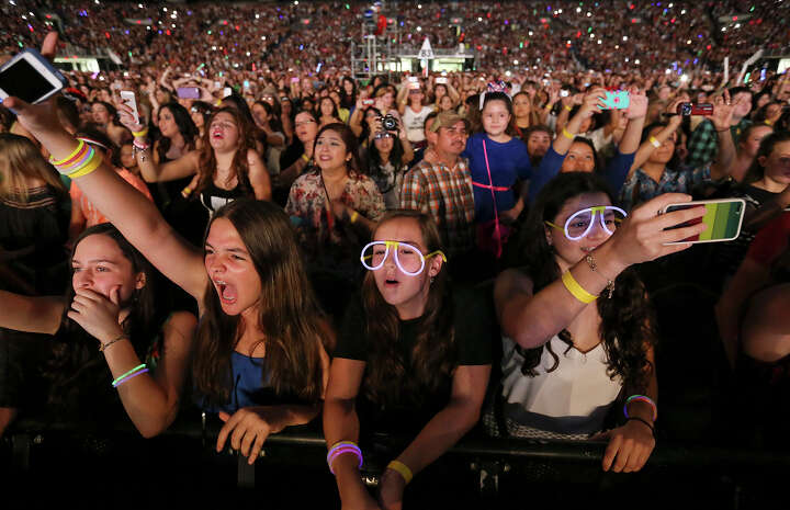 Screaming teens take over Alamodome for One Direction