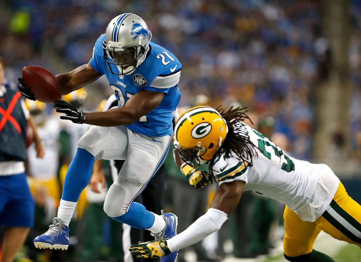 DETROIT, MI - SEPTEMBER 21: Reggie Bush #21 of the Detroit Lions jumps for a first down after a second quarter catch against the Green Bay Packers at Ford Field on September 21, 2014 in Detroit, Michigan. (Photo by Gregory Shamus/Getty Images)