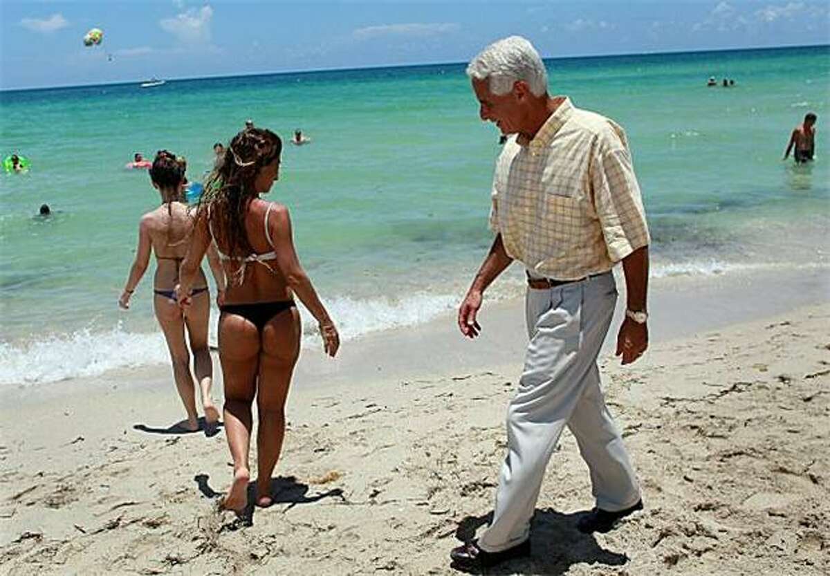 Старики мужчины на пляжах