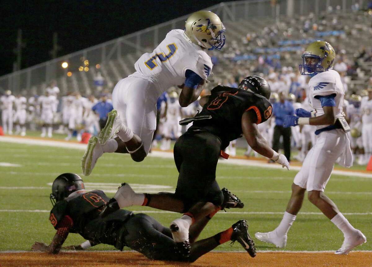 Elkins finally gets it going in easy win over Texas City