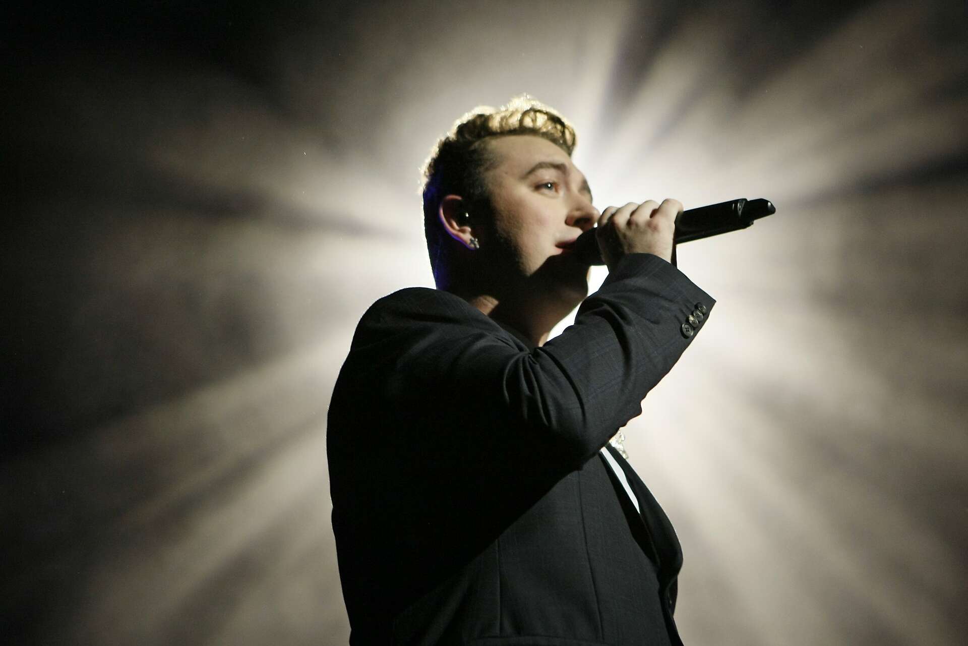 Pop Singer Sam Sam Smith connects even in a giant outdoor festival