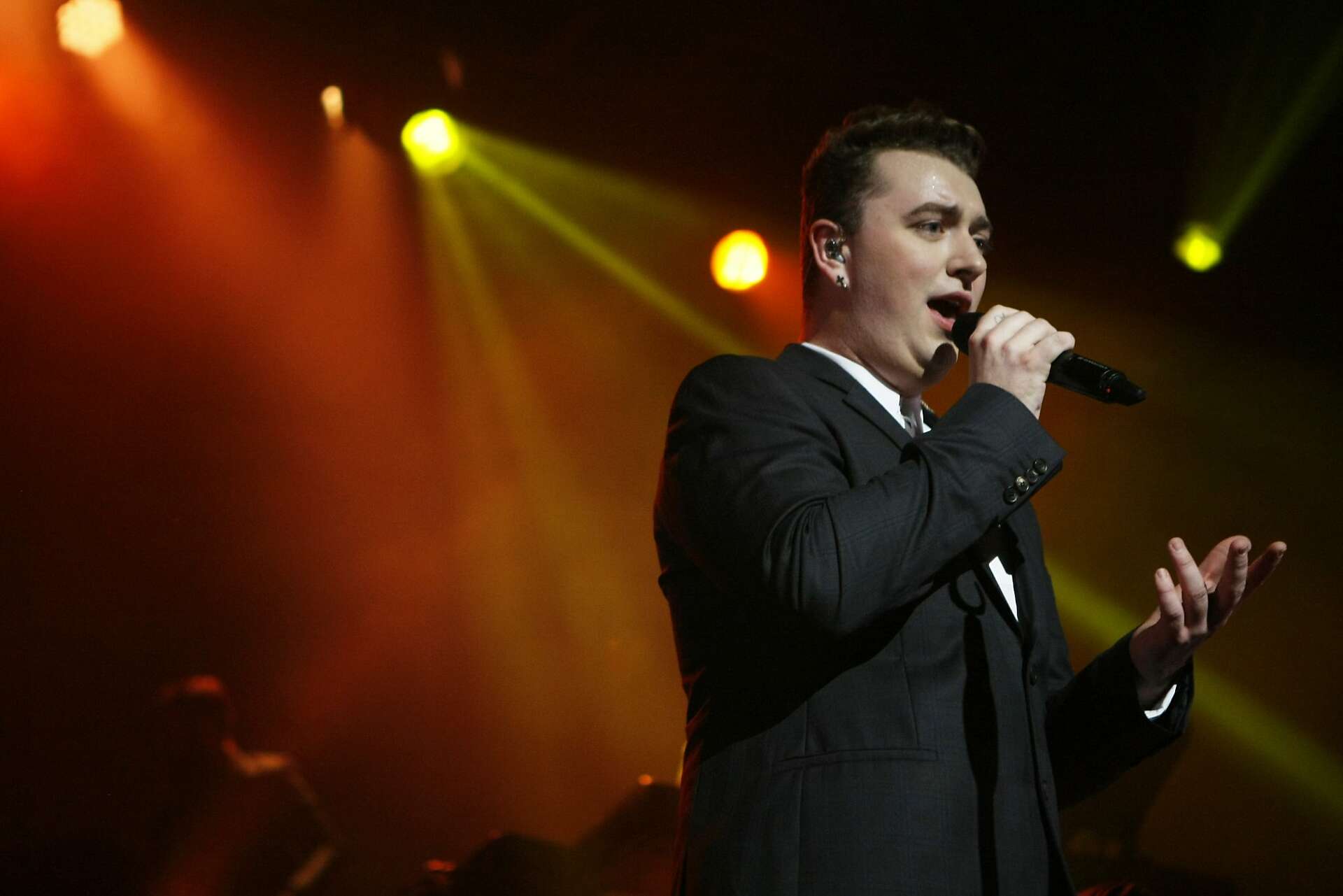 Pop Singer Sam Sam Smith connects even in a giant outdoor festival