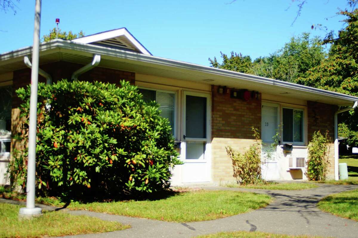 Neighbors fault plan to rebuild Pine Tree housing complex