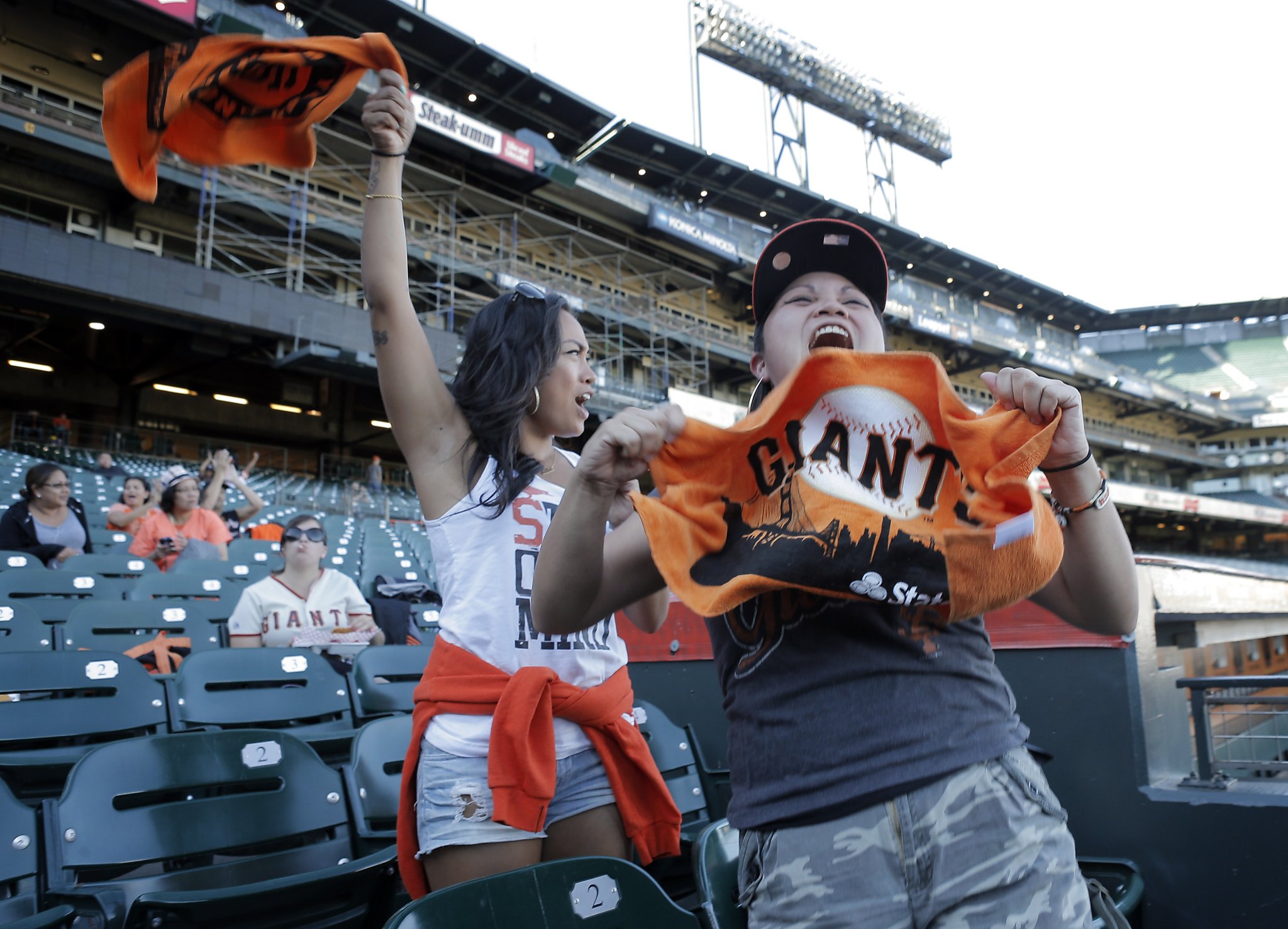 Bumgarner gem, Crawford slam lift Giants past Pirates