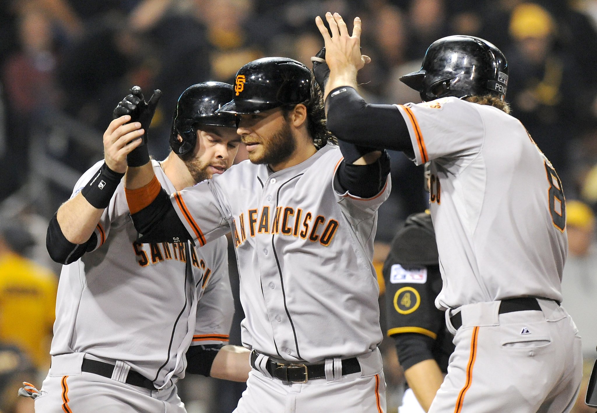 Bumgarner gem, Crawford slam lift Giants past Pirates