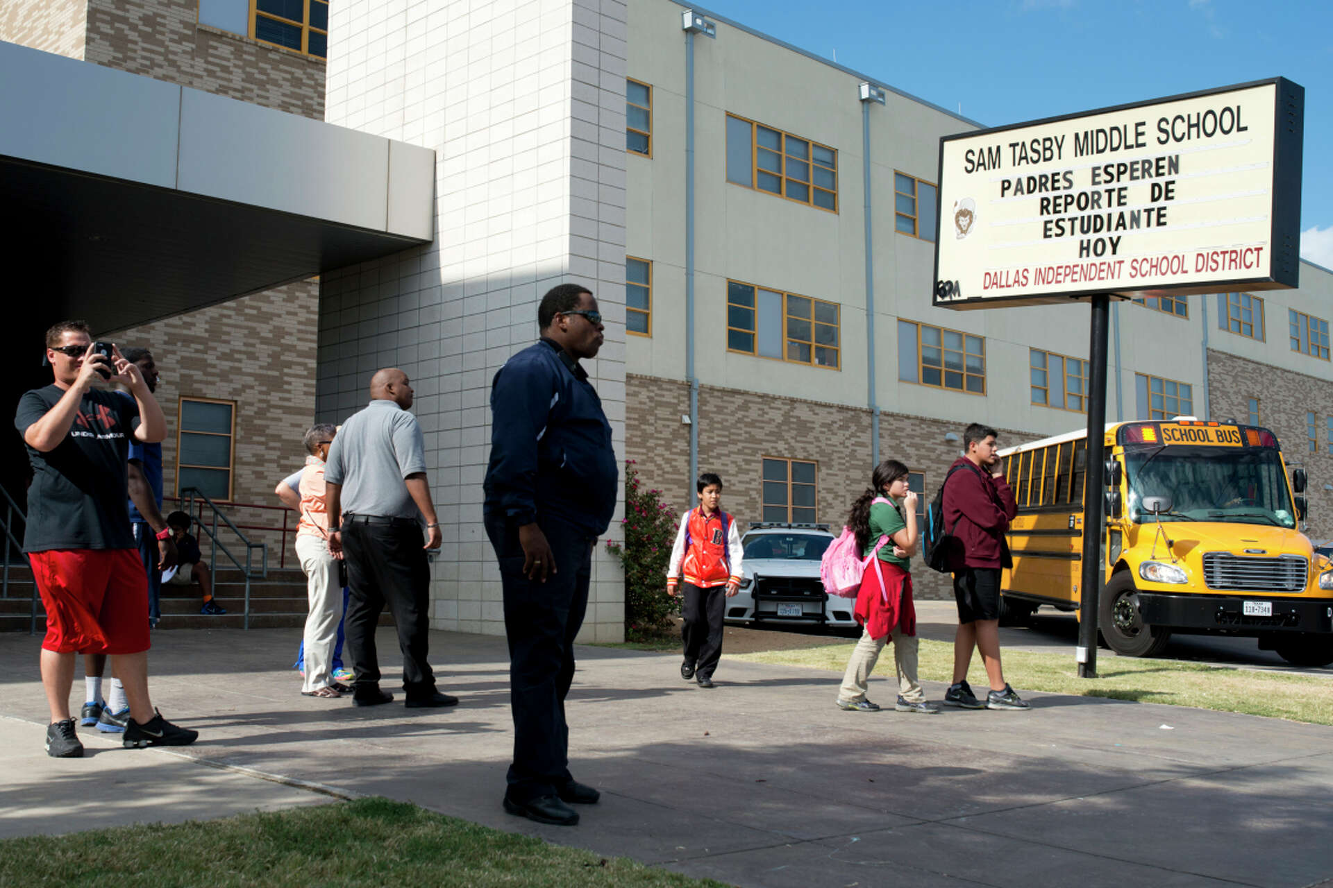 Ebola patient’s Texas hosts confined to home