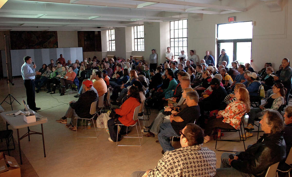 Author recounts story of haunted Bridgeport house