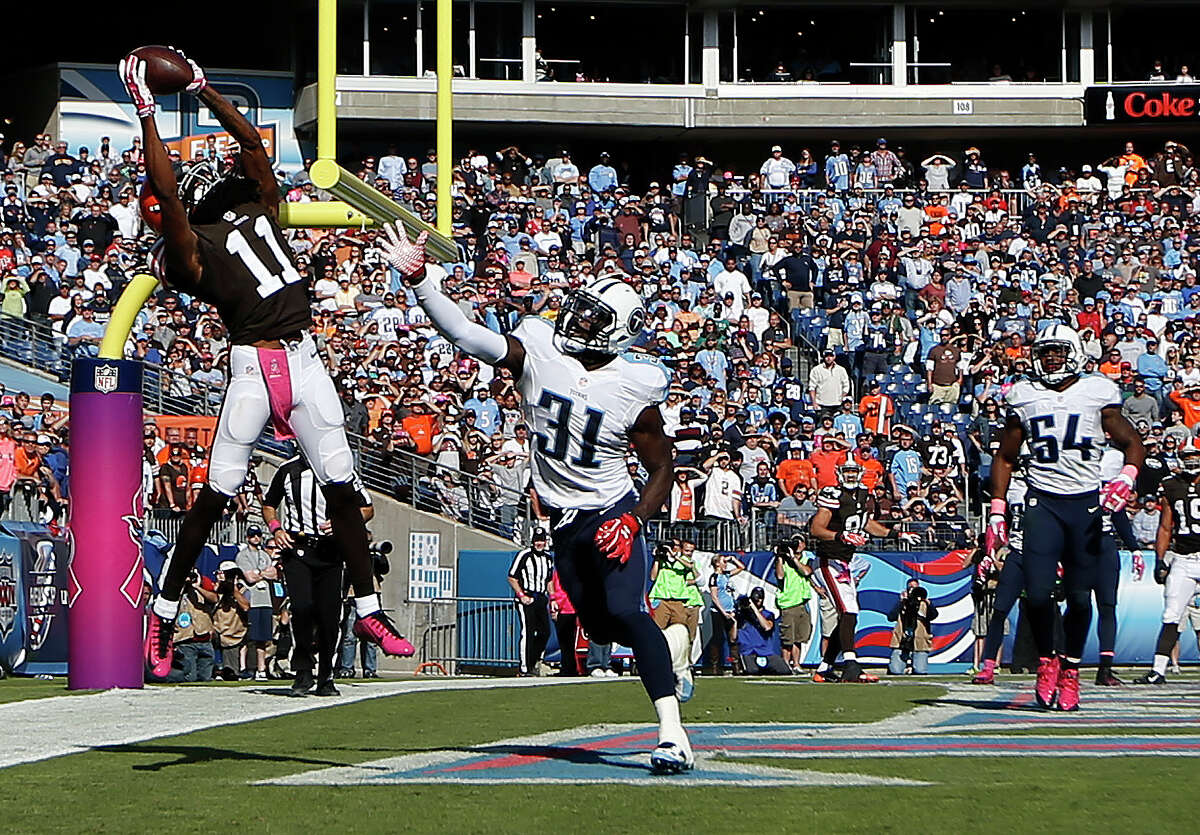 Browns rally from 25 down to beat host Titans