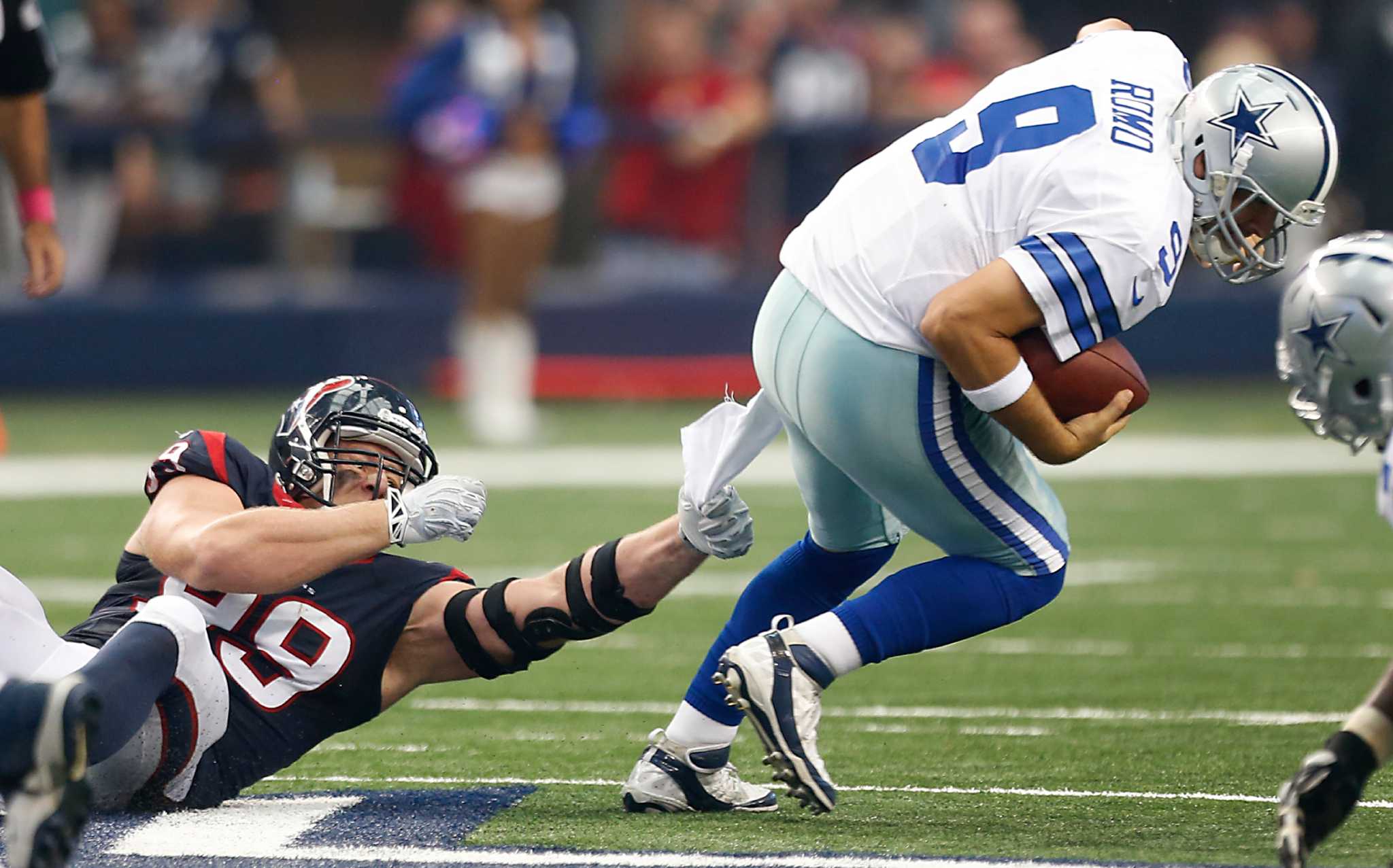 Dallas Cowboys Tony Romo releases a pass in the 3rd quarter at