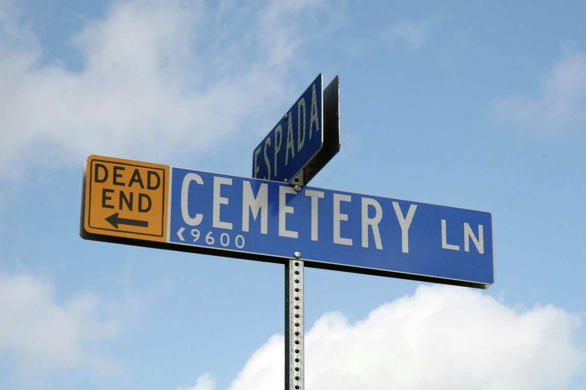 Reader Gregg Eckhardt emailed us this photo of Cemetery Lane (which is a dead end!) ...