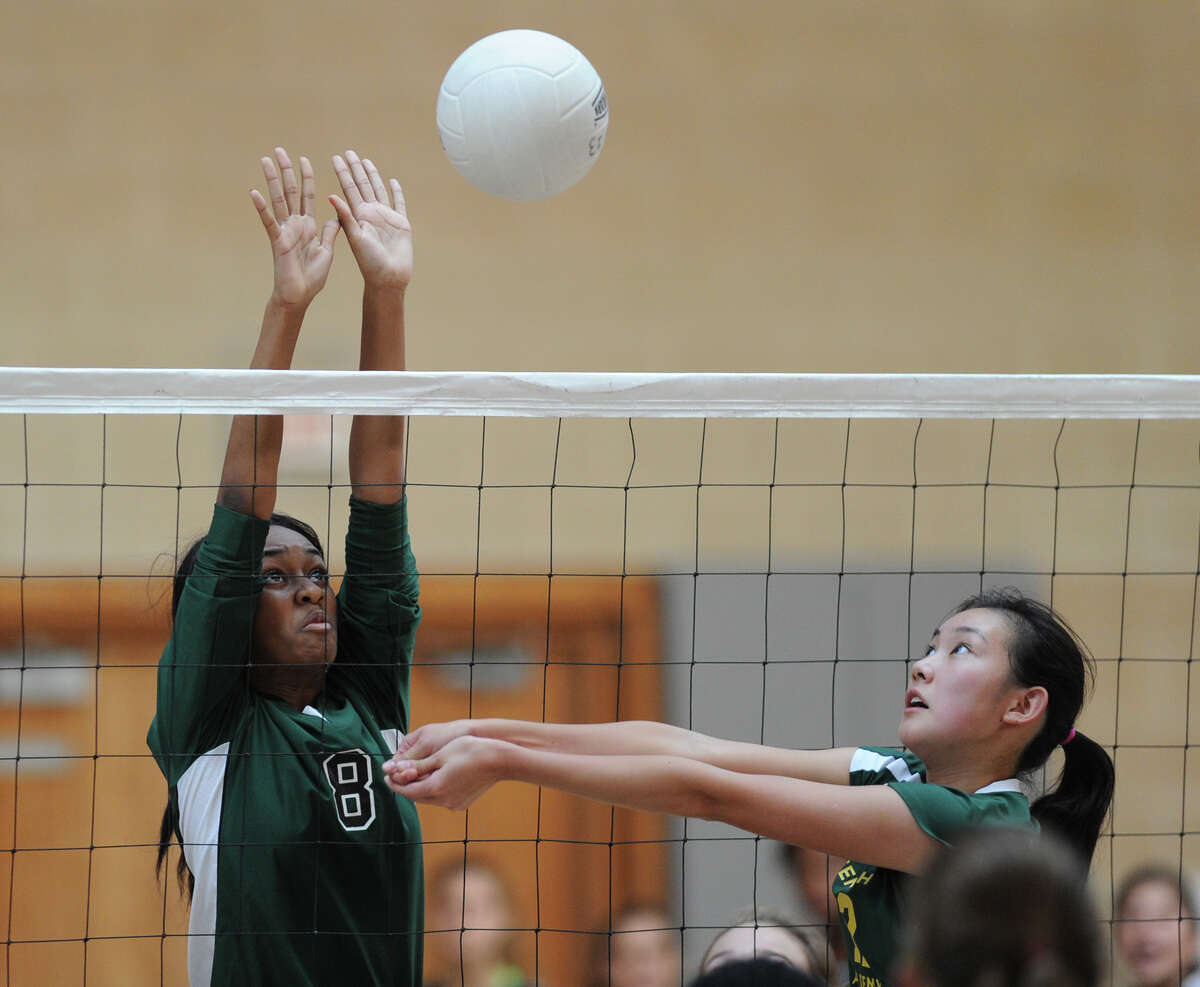 Sacred Heart volleyball team tops Greenwich Academy