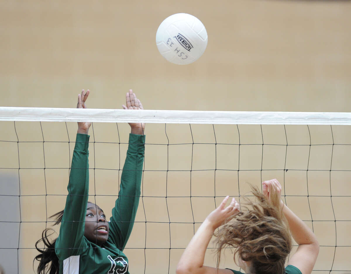 Sacred Heart volleyball team tops Greenwich Academy