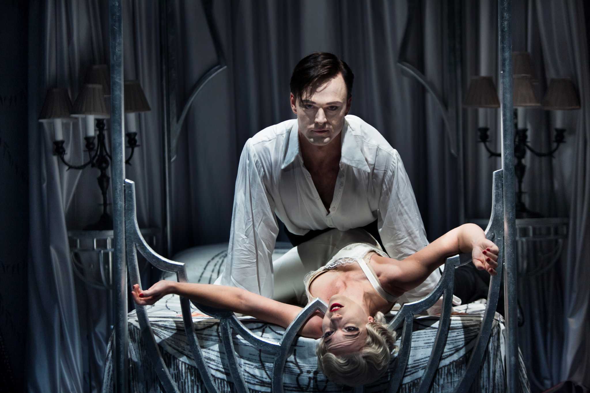 Alley's spectacular 'Dracula' a Gorey delight - HoustonChronicle.com