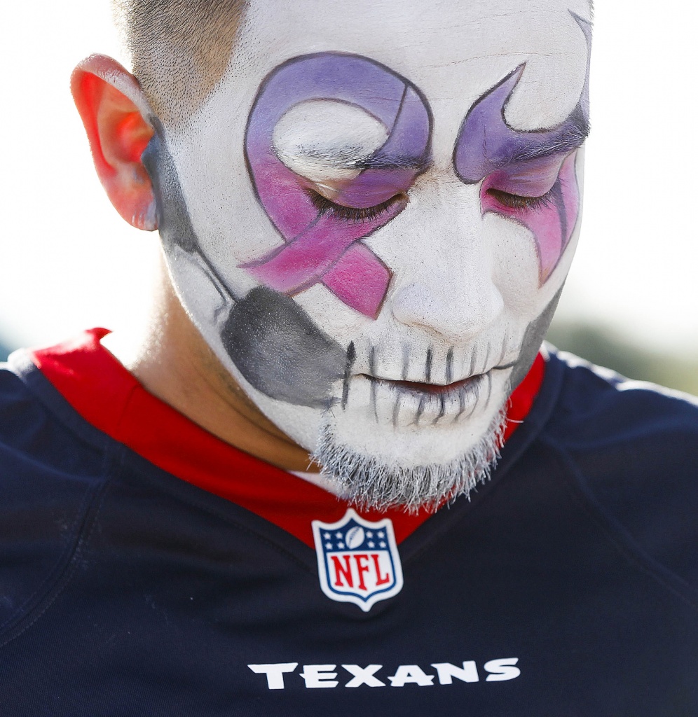 Pink Everywhere! Comicon Costumes, Football Gear And Milkshakes - People  All Over The Country Pinkify To Raise Awareness For Breast Cancer -  SurvivorNet