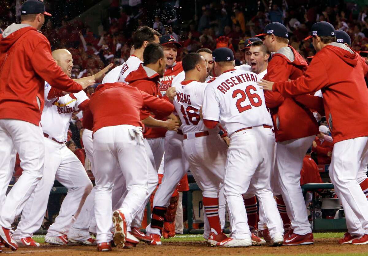 St. Louis Cardinals Lose Yadier Molina in Win Over San Francisco Giants -  WSJ