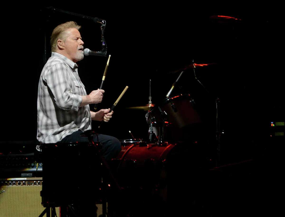 Eagles draw 14,500 and Strait