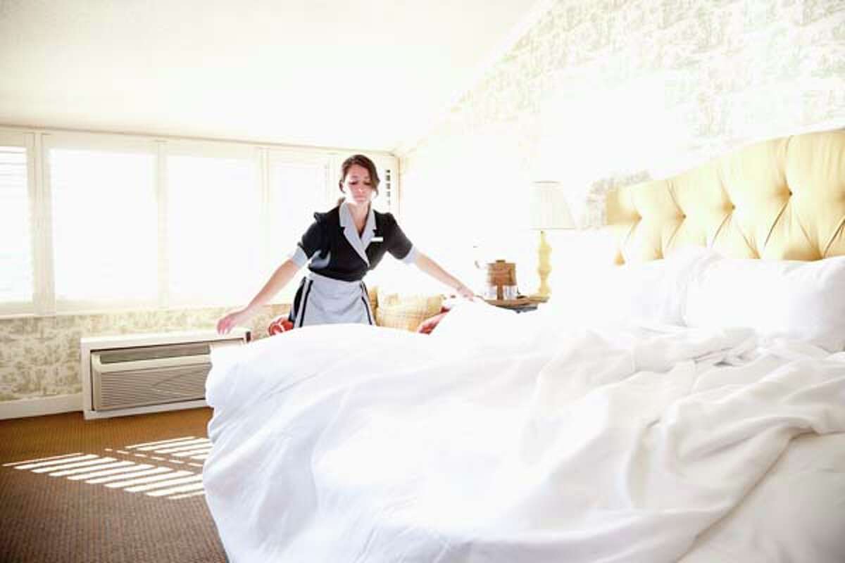 How much should you tip when traveling?