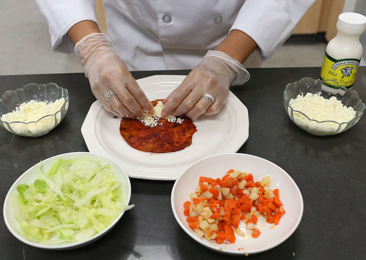 How to Cook How to make Guanajuatostyle red enchiladas