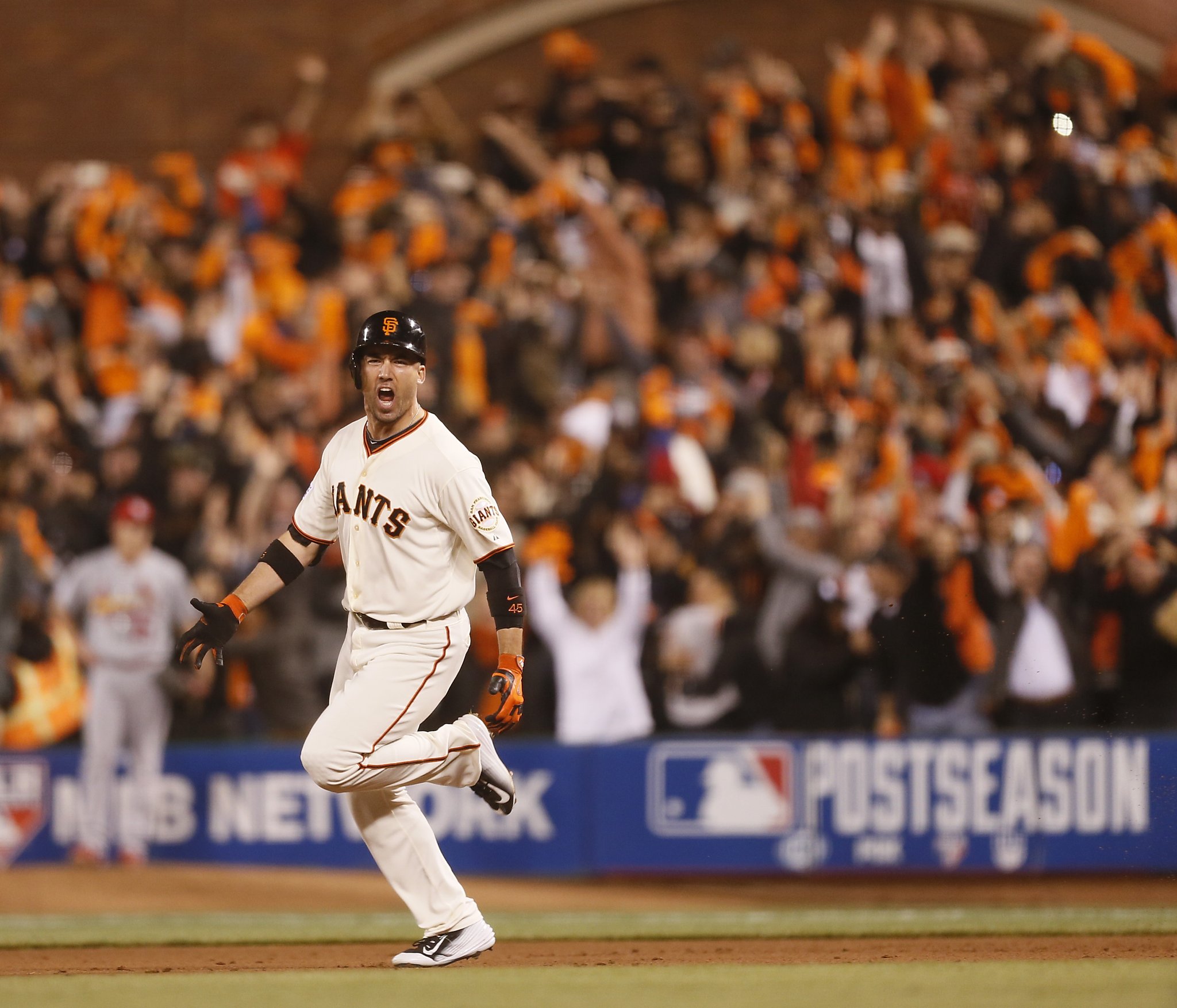 LOOK: Bruce Bochy buys World Series trophy for Giants' Tim Flannery 