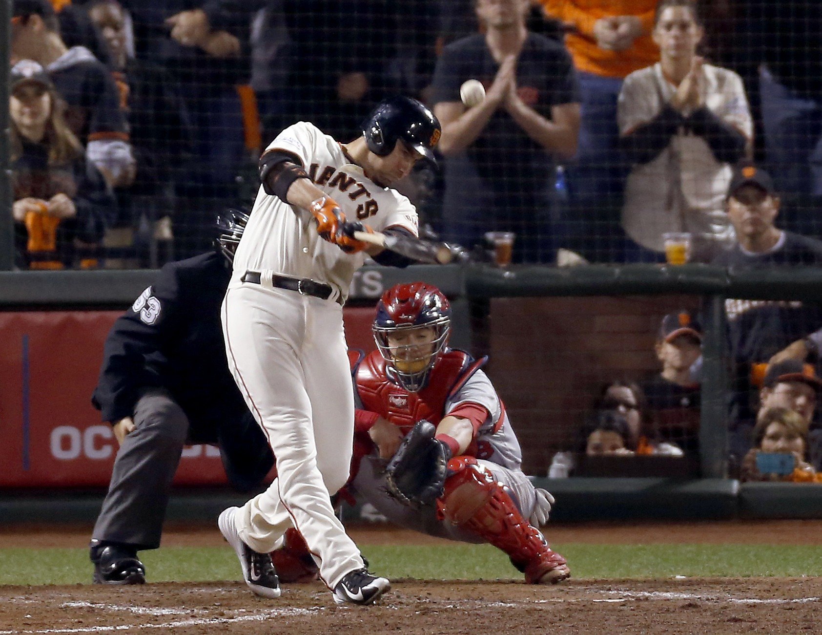 LOOK: Bruce Bochy buys World Series trophy for Giants' Tim Flannery 