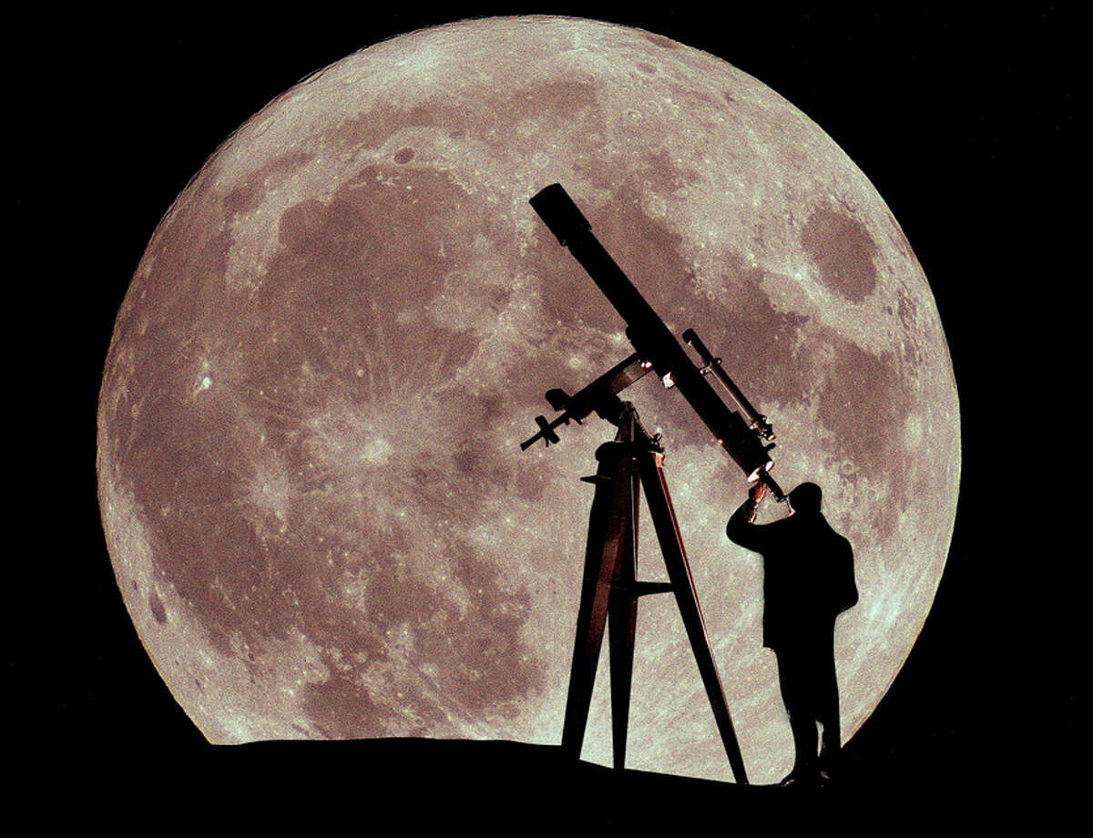 Напротив луны. Астроном с телескопом. Наблюдение в телескоп. Наблюдение за луной. Телескоп для наблюдения за луной.