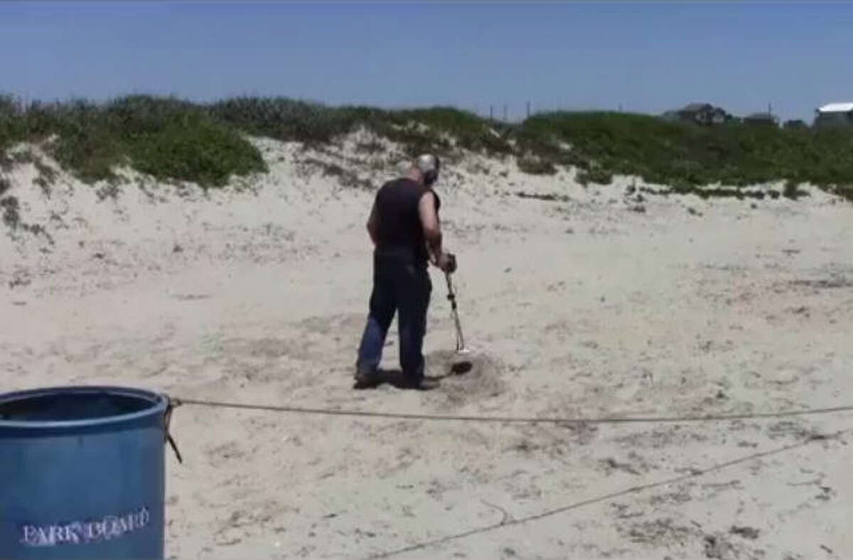 Galveston treasure hunters recover 10 karat gold UH ring