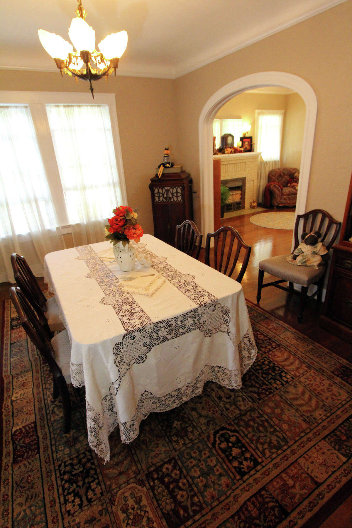 1930s echo in home’s original details