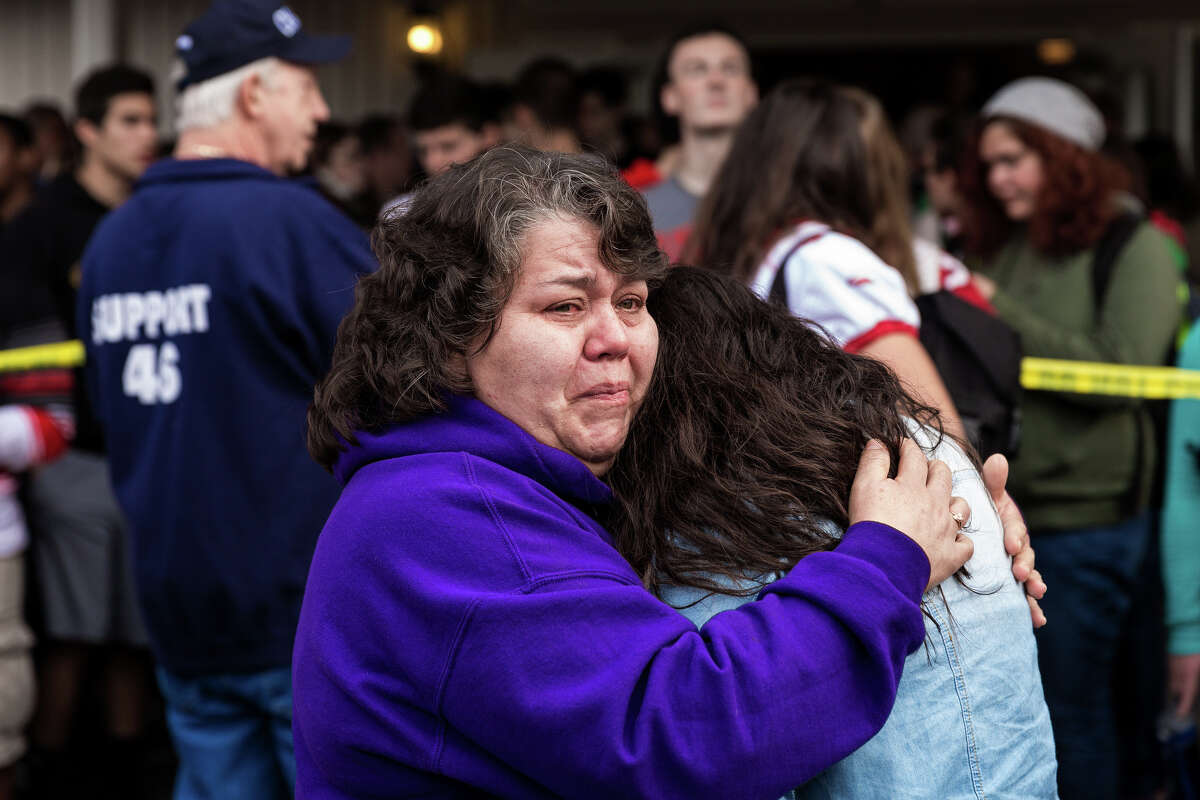 2 dead, 4 injured in school shooting in Marysville