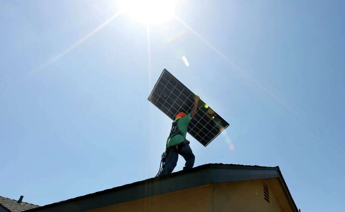 An analyst says falling oil prices shouldn’t hurt SolarCity.