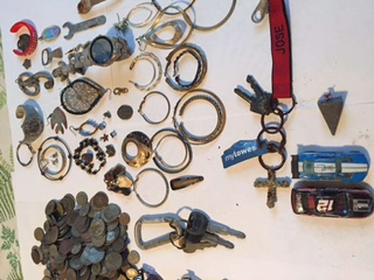 Galveston treasure hunters recover 10 karat gold UH ring