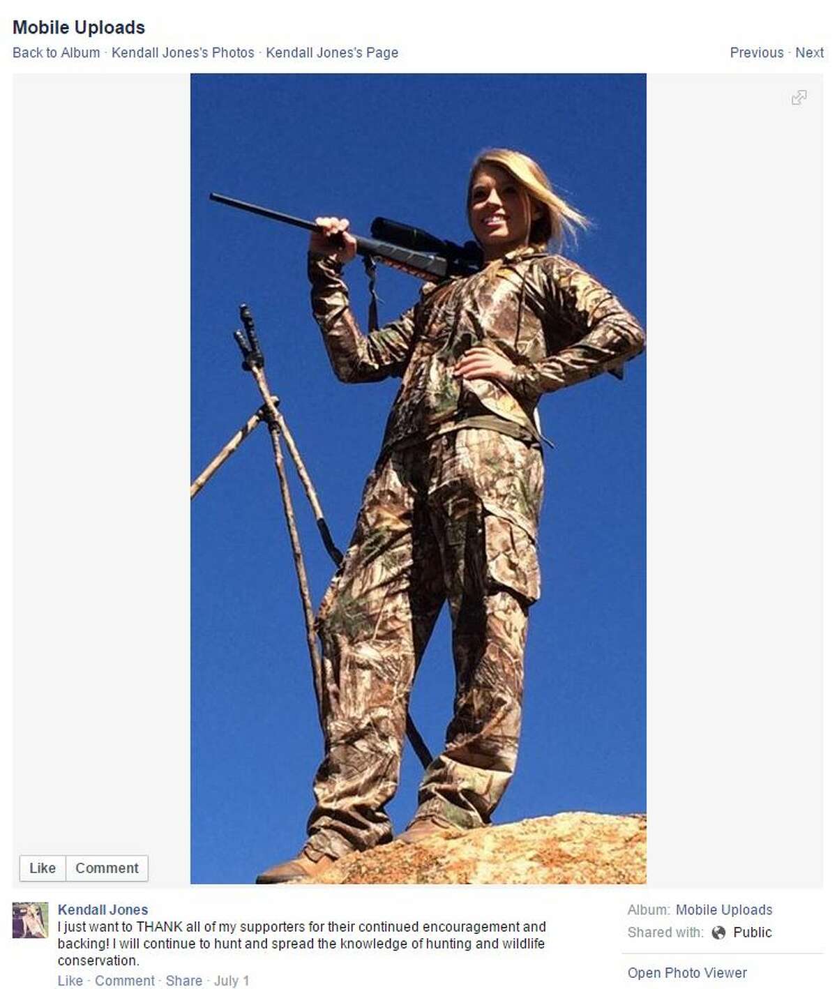 Controversial Texas Tech Cheerleader Huntress Draws Online Outrage 