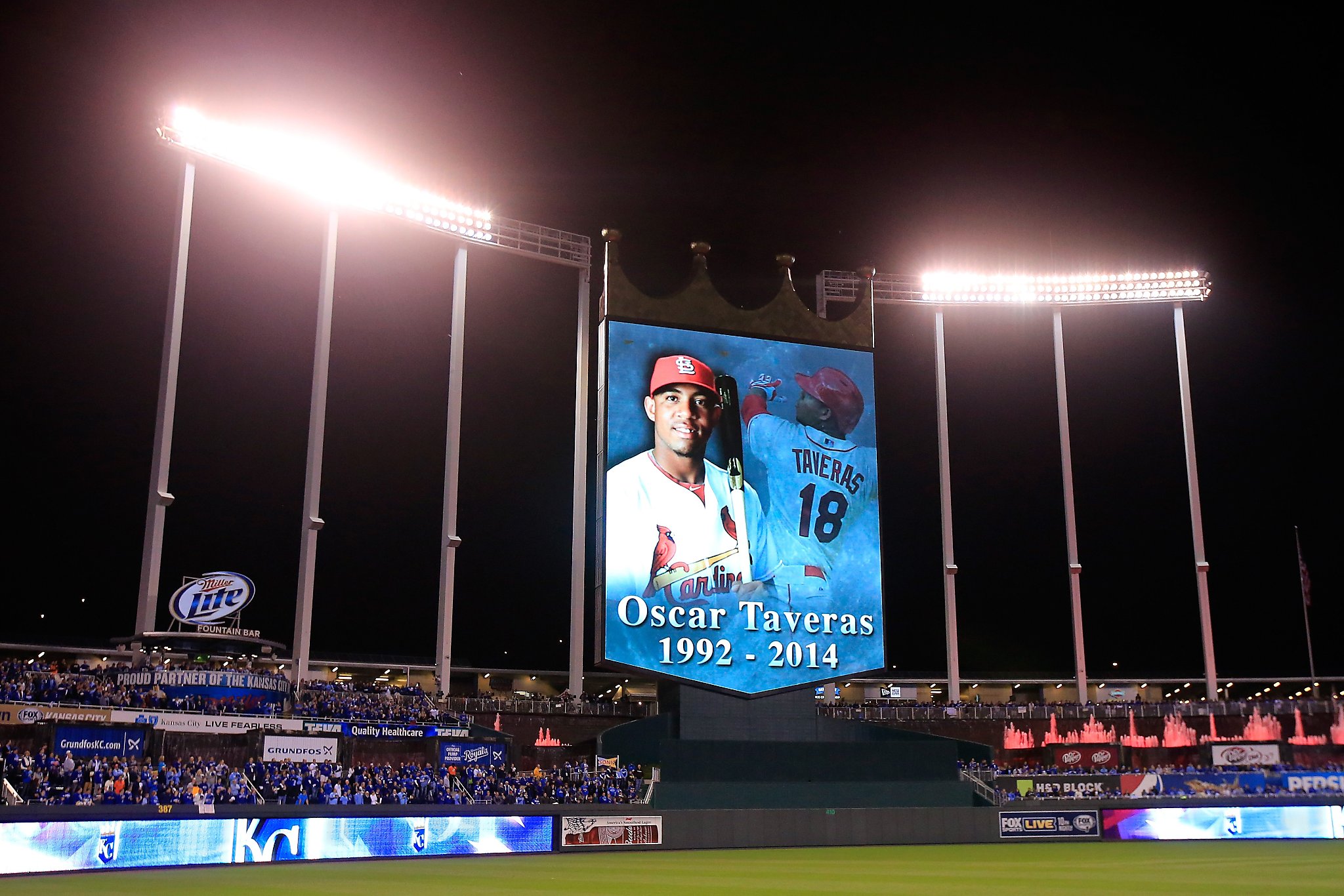 Yordano Ventura honors late Cardinals OF Oscar Taveras as Royals