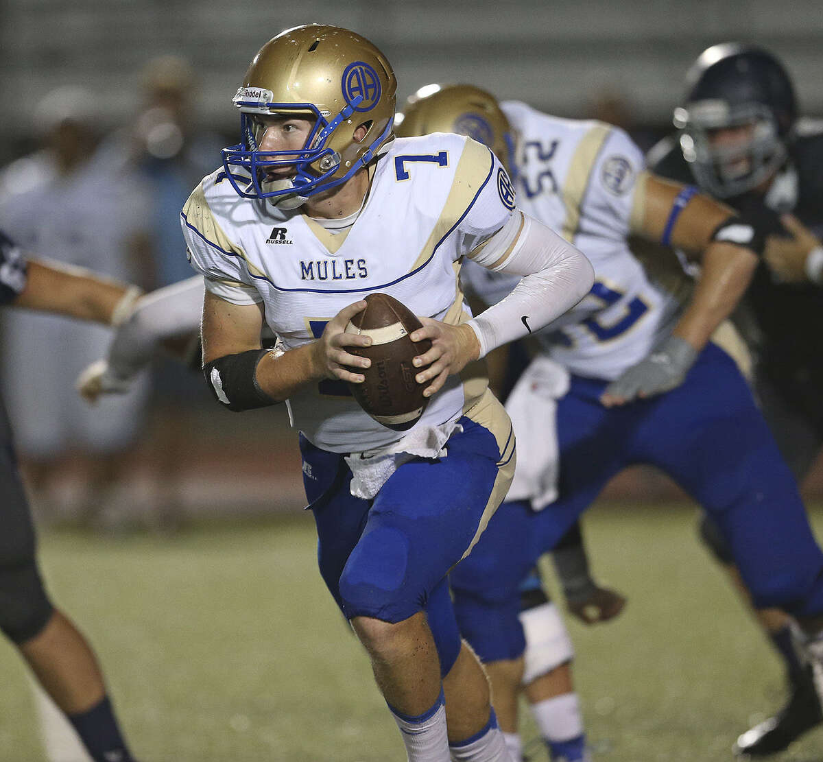 Quarterback Dalton Banks and Alamo Heights can clinch a district playoff berth by defeating Floresville this weekend.
