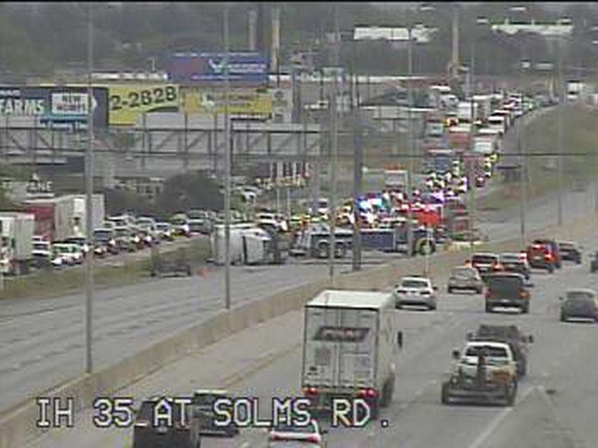 Jackknifed big rig causes closure of southbound I35 lanes near New