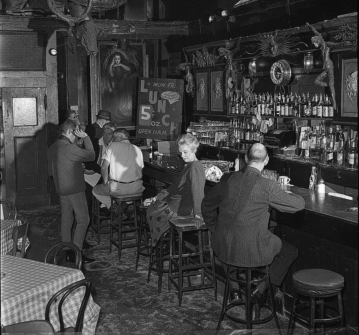 旧金山蒙哥马利街的黑猫酒吧。