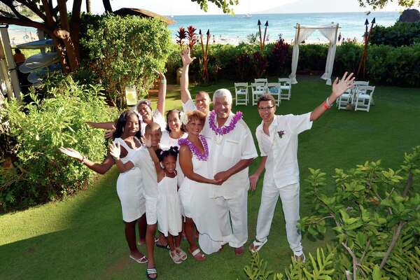 Houston woman surprises husband with Hawaiian ceremony 