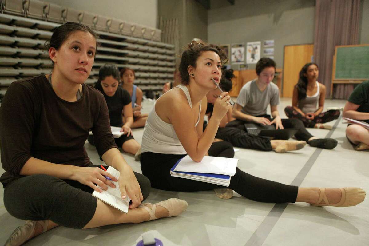 Juniors Oona Wong-Danders (left) and Nissa Vidal listen to guest dance artist Vanessa Thiessen at SFSU.