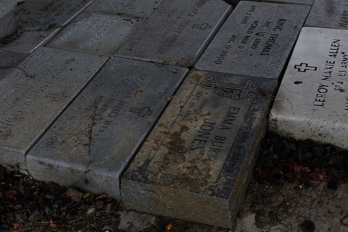 Veterans' graves must wait for their markers