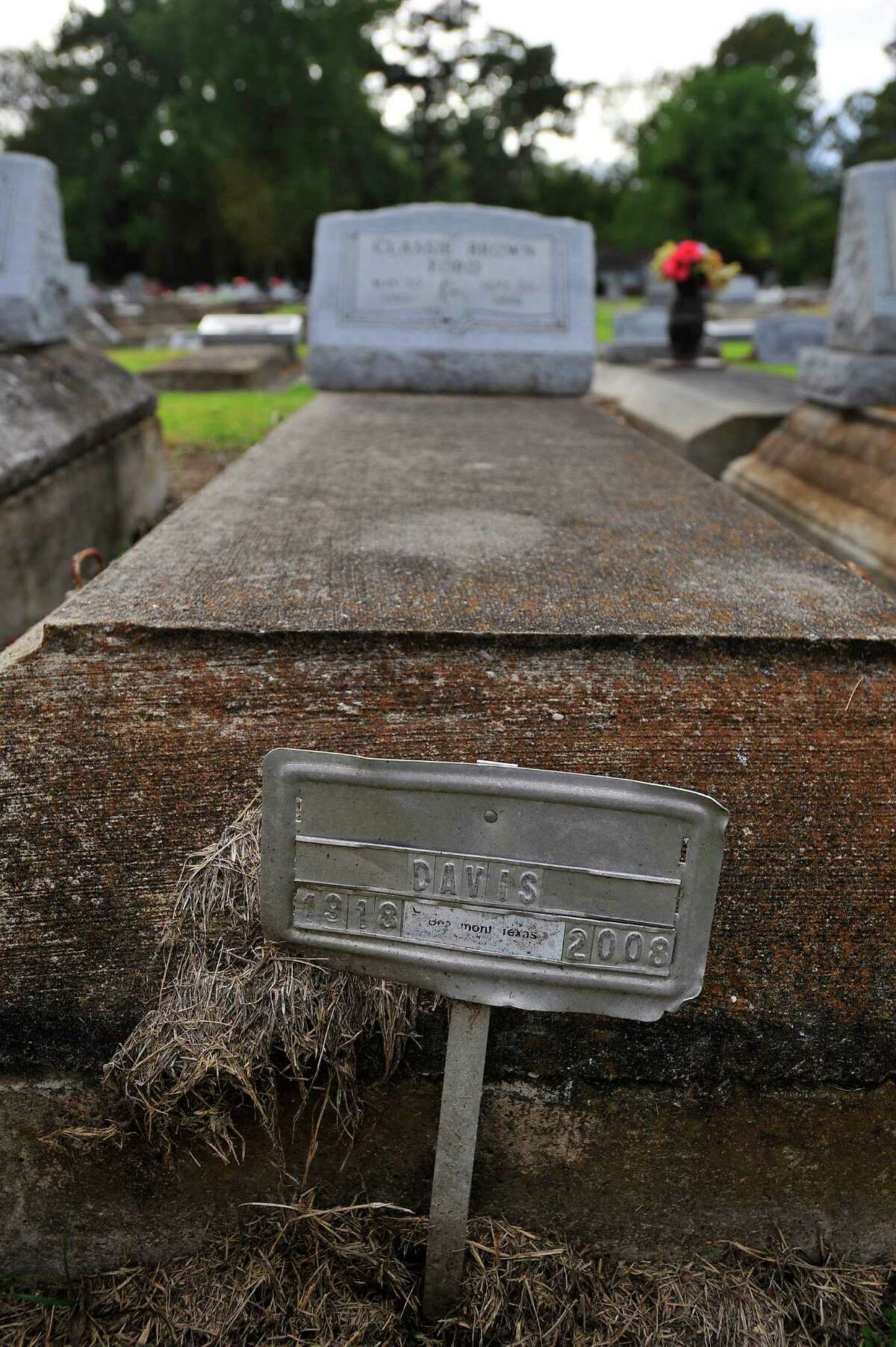 Veterans' graves must wait for their markers