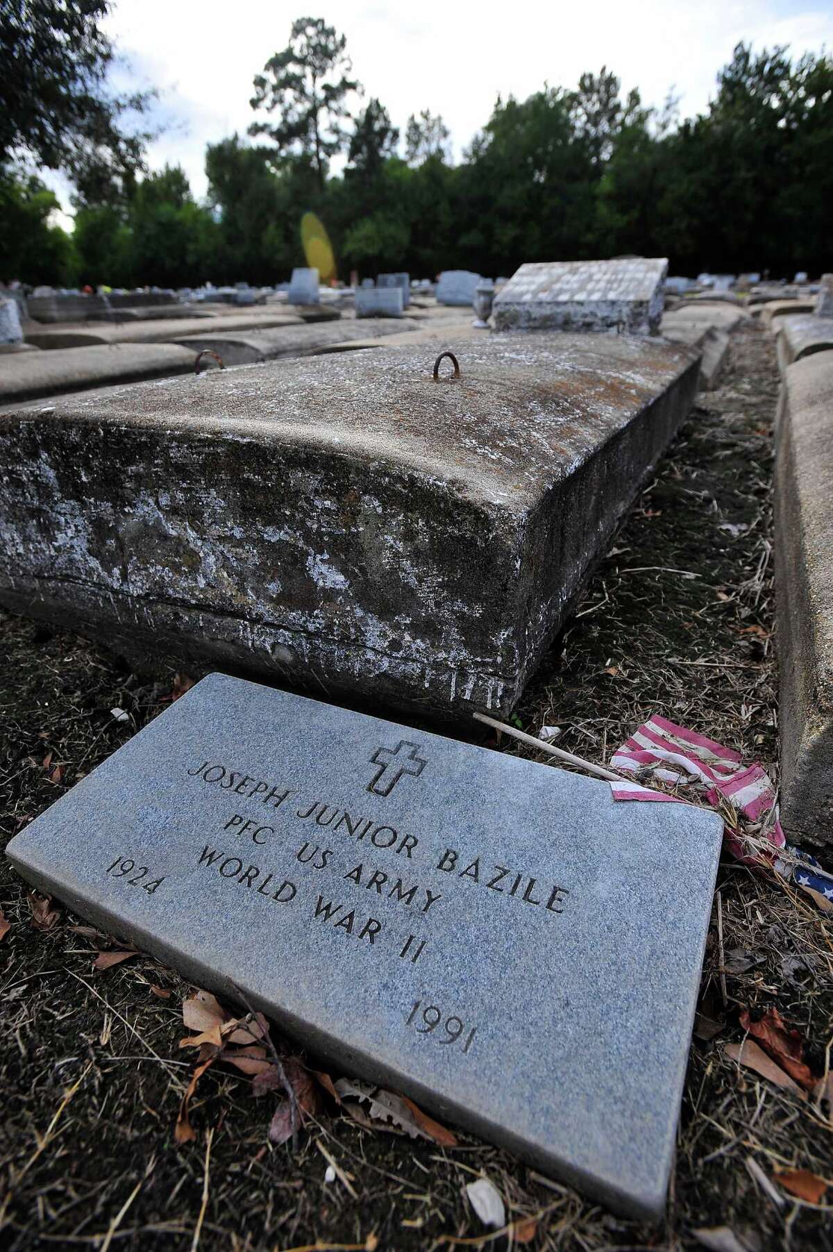 Veterans' graves must wait for their markers