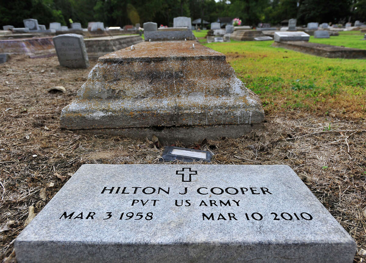 Veterans' graves must wait for their markers