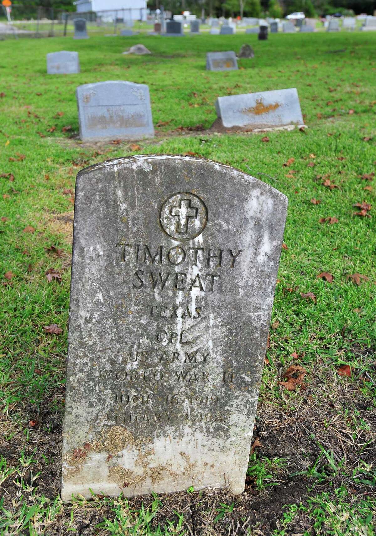 Veterans' graves must wait for their markers