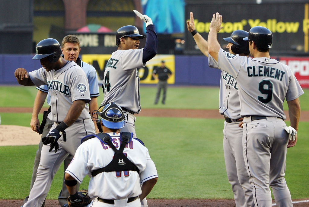 M's fall to Bosox, King Felix takes 1st loss