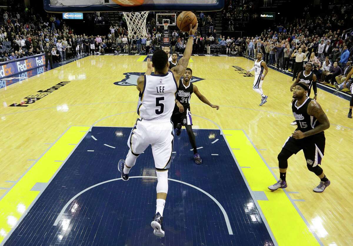 Grizzlies guard Courtney Lee (5) scores the game-winning basket against the Kings with less than a second remaining in the game Thursday night.