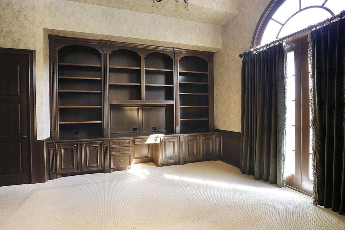 1,696,300 Woodlands home in foreclosure