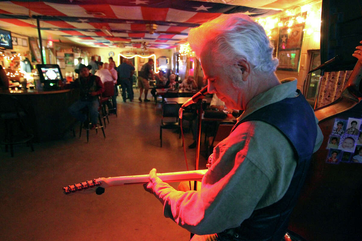 Dale Watson starts the music at his “favorite gig” — The Big T Roadhouse in St. Hedwig.