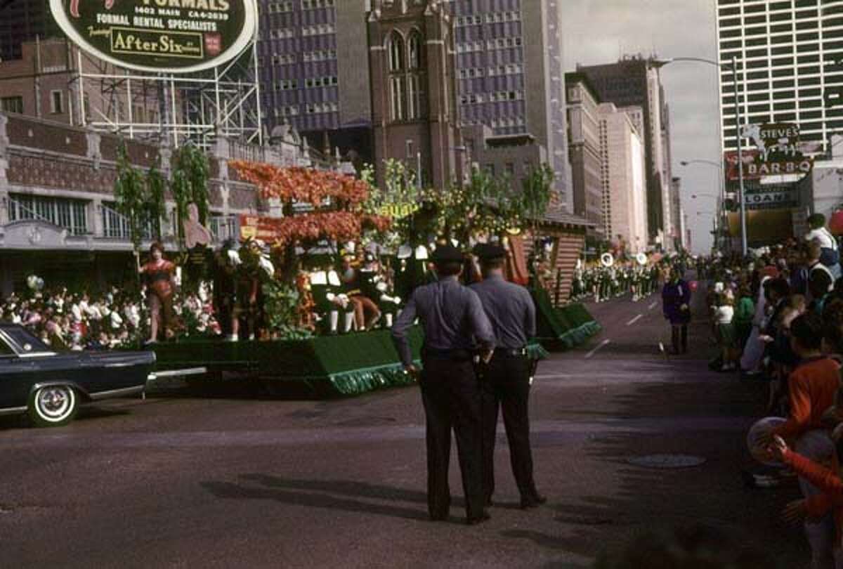 Sting on thanksgiving parade