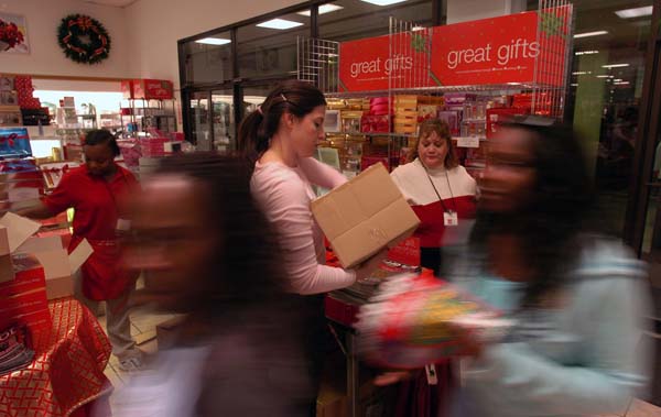 Shoppers out early in San Antonio in search of Black Friday deals